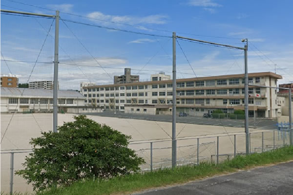 飯塚市立飯塚第一中学校。